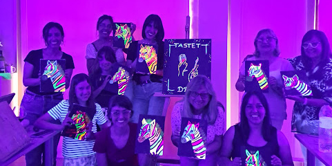 En este momento estás viendo 🍷🎨 «Tastet d’art» — El plaer de crear, brindar i compartir ✨